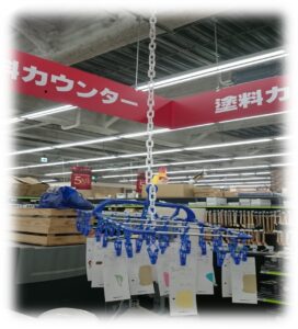 賣場塗料採用塑膠鏈懸掛設計，提升空間利用率，色票清晰展示，一目了然