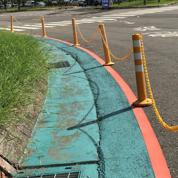 長庚醫院人車分道設計，採用 PINKBRAND 反光防撞回復桿與鏈條套組，強化綠漆行人區標示，提高道路駕駛者可見度，確保日夜行人安全。