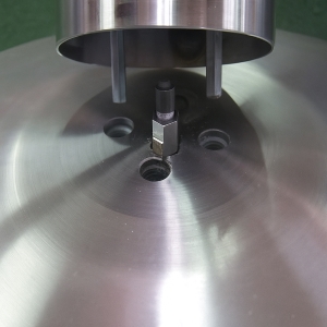 金屬底座內部加工機構，展示孔位精密鑽切