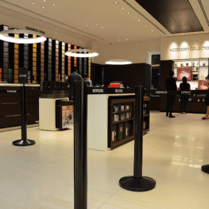 PINKBRAND RS-01S黑色圍欄柱部署於精品咖啡門市內部，引導顧客排隊動線