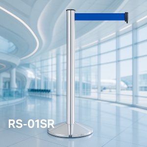 銀色RS-01SR伸縮圍欄柱安裝於現代機場大廳，配有藍色織帶，用於引導人流動線