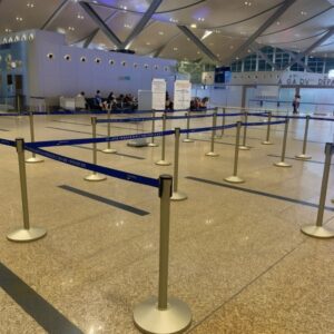 越南國際機場 RS-110SRGB 排隊柱實際應用（斜角動線視角）
