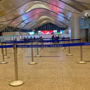 RS-110SRGB 排隊柱應用於 CAM RANH 國際機場報到大廳