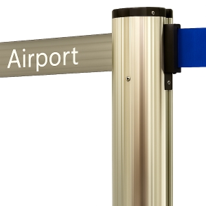 金屬柱體與藍色織帶連接示意，織帶印有 Airport 字樣